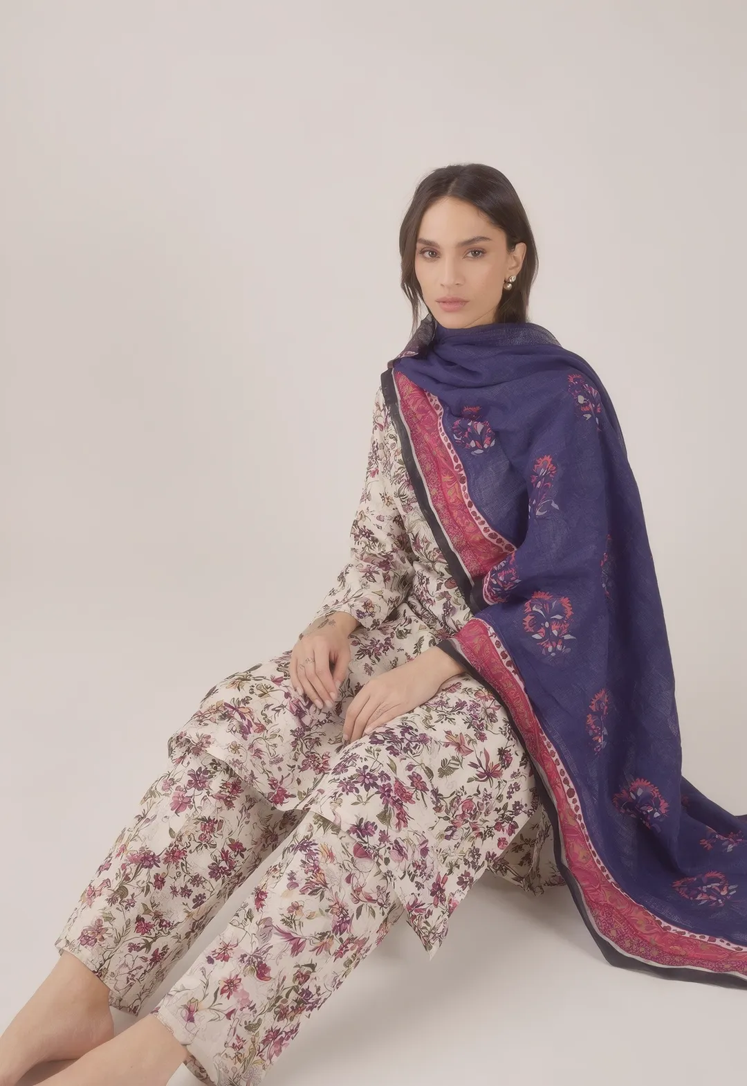 Stylish 3 Pcs Women's Unstitched Digital Print Suit - Image 4